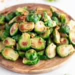 Coles de Bruselas Salteadas. - Coles de Bruselas salteadas, una guarnición muy sencilla que tiene un sabor espectacular. Es una receta sin gluten que se prepara en menos de 30 minutos. #vegano #singluten #danzadefogones
