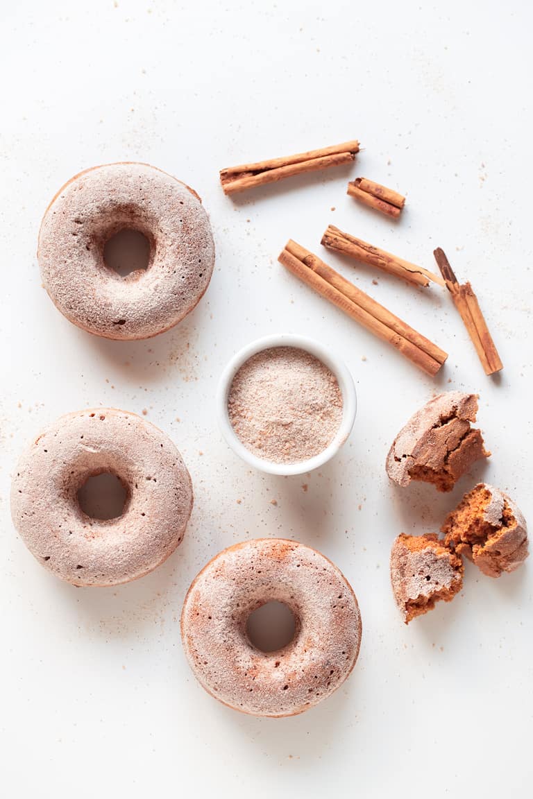 Donuts Veganos de Calabaza - Estos donuts veganos de calabaza están libres de gluten, son bajos en grasa y perfectos para desayunar con un vaso de leche vegetal o como postre.