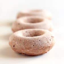 Donuts Veganos de Calabaza - Estos donuts veganos de calabaza están libres de gluten, son bajos en grasa y perfectos para desayunar con un vaso de leche vegetal o como postre.