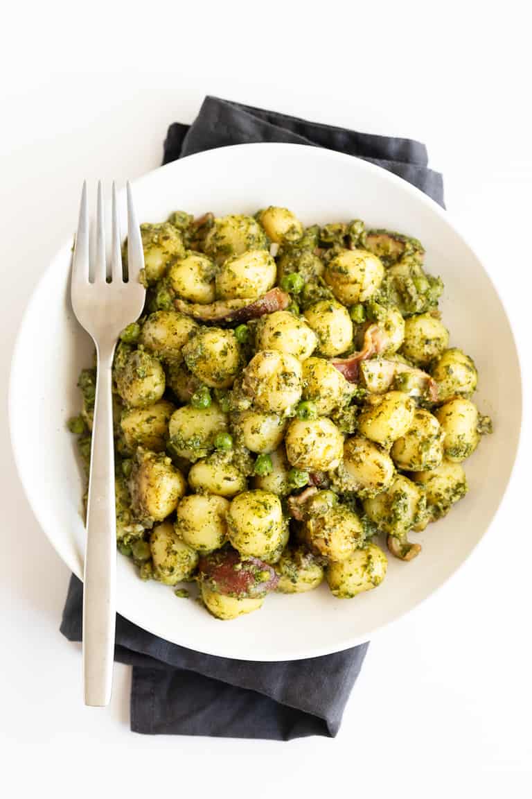 Ñoquis con Pesto de Kale Vegano. - Estos ñoquis con pesto de kale vegano están listos en unos 30 minutos y es un plato muy completo, nutritivo y fácil de preparar, que además sabe a gloria. #vegano #singluten #danzadefogones