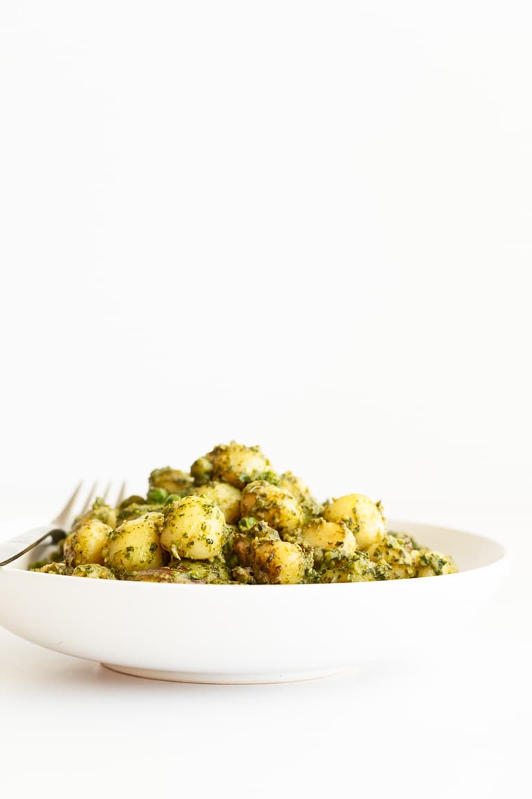 Ñoquis con Pesto de Kale Vegano. - Estos ñoquis con pesto de kale vegano están listos en unos 30 minutos y es un plato muy completo, nutritivo y fácil de preparar, que además sabe a gloria. #vegano #singluten #danzadefogones
