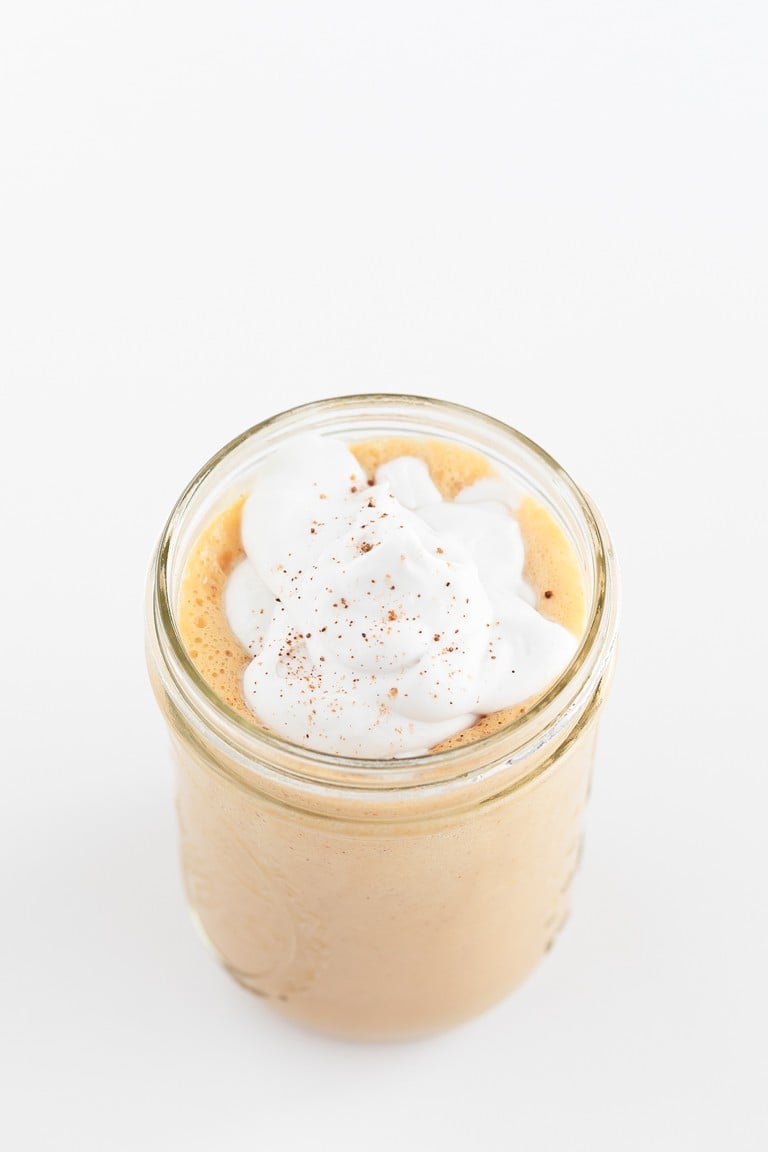 Pumpkin Spice Latte Vegano. -Pumpkin pie latte vegano, una versión sana de la clásica bebida de Starbucks hecha con leche vegetal, endulzada con dátiles y decorada con nata de coco. #vegano #singluten #danzadefogones