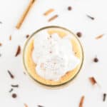Pumpkin Spice Latte Vegano. -Pumpkin pie latte vegano, una versión sana de la clásica bebida de Starbucks hecha con leche vegetal, endulzada con dátiles y decorada con nata de coco. #vegano #singluten #danzadefogones