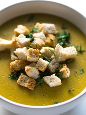 Sopa de Brócoli y Queso Vegano - Esta sopa de brócoli y queso vegano es muy sabrosa, saludable, baja en grasa y muy sencilla. Es perfecta como primer plato o para una comida o cena ligera.