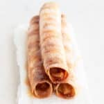 Taquitos de Caramelo y Manzana. - Taquitos de caramelo y manzana, un postre sencillo, crujiente, dulce y muy sabroso. La combinación de salsa de caramelo vegana y manzana es exquisita. #vegano #danzadefogones