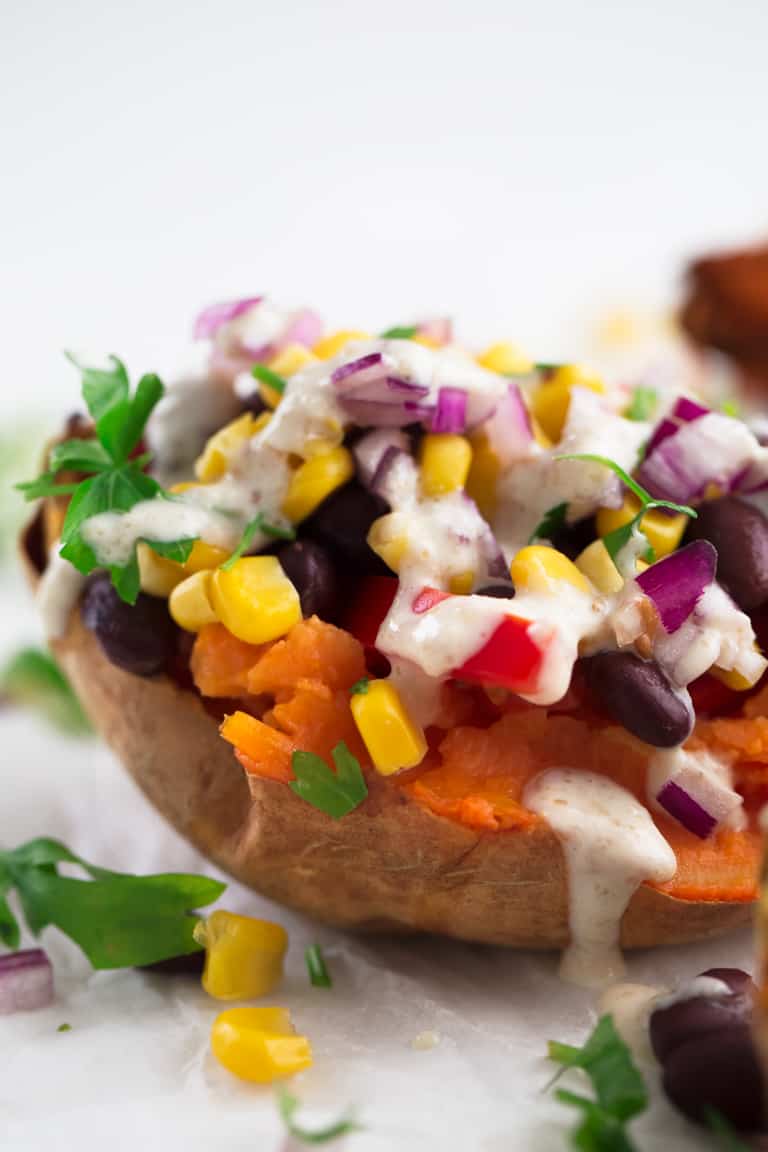 Batatas Asadas Rellenas - Estoy enamorada de esta receta de batatas asadas rellenas. Es muy sana y ligera y sólo se necesitan 7 ingredientes. Puedes usar tus toppings preferidos. #vegano #singluten #danzadefogones