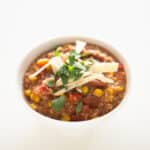 Chili de Quinoa Vegano en la Crockpot - La crockpot es una olla de cocción lenta, ideal para preparar comida cuando estamos fuera de casa como este riquísimo chili de quinoa vegano.
