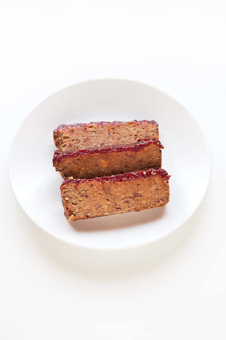 Foto de unas rodajas de pastel de carne vegano en un plato blanco