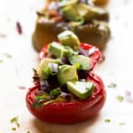 Pimientos Rellenos Veganos - Sólo necesitas 9 ingredientes para preparar estos pimientos rellenos veganos y sin gluten. Se pueden tomar como plato principal, entrante o guarnición.