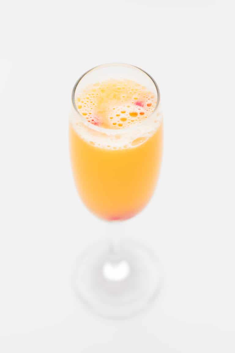 Cóctel Mimosa Sin Alcohol - Para hacer este cóctel mimosa sin alcohol sólo necesitas 2 ingredientes: kombucha y zumo de naranja. Es una alternativa vegana, saludable, natural y deliciosa a otros cócteles con alcohol y está delicioso, además, se prepara en menos de 5 minutos. #vegano #singluten #danzadefogones