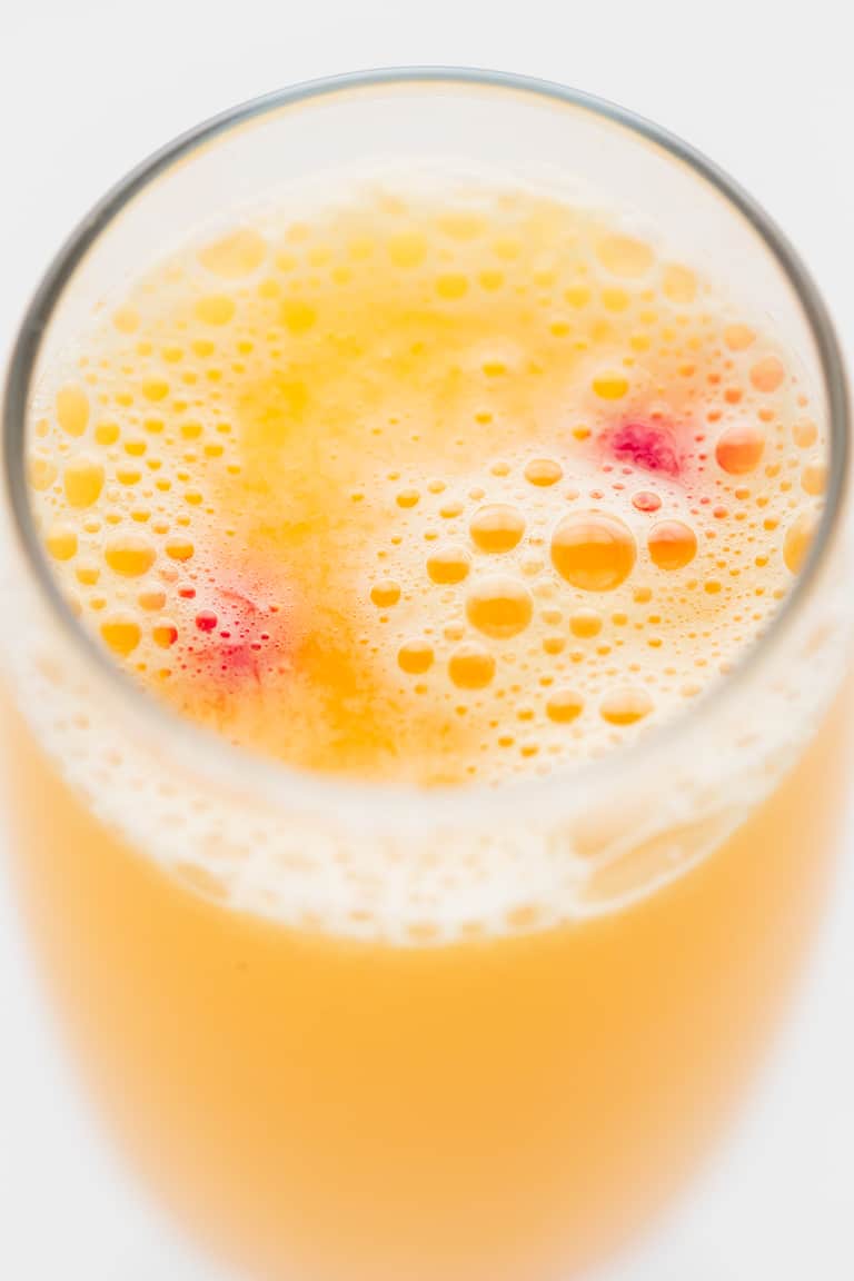 Cóctel Mimosa Sin Alcohol - Para hacer este cóctel mimosa sin alcohol sólo necesitas 2 ingredientes: kombucha y zumo de naranja. Es una alternativa vegana, saludable, natural y deliciosa a otros cócteles con alcohol y está delicioso, además, se prepara en menos de 5 minutos. #vegano #singluten #danzadefogones