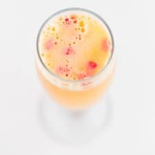 Cóctel Mimosa Sin Alcohol - Para hacer este cóctel mimosa sin alcohol sólo necesitas 2 ingredientes: kombucha y zumo de naranja. Es una alternativa vegana, saludable, natural y deliciosa a otros cócteles con alcohol y está delicioso, además, se prepara en menos de 5 minutos. #vegano #singluten #danzadefogones