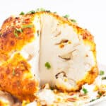 Coliflor Asada - La coliflor asada es una alternativa vegana muy sabrosa a la carne y el pescado asados, ideal para las navidades, ocasiones especiales o para el día a día. #vegano #singluten #danzadefogones