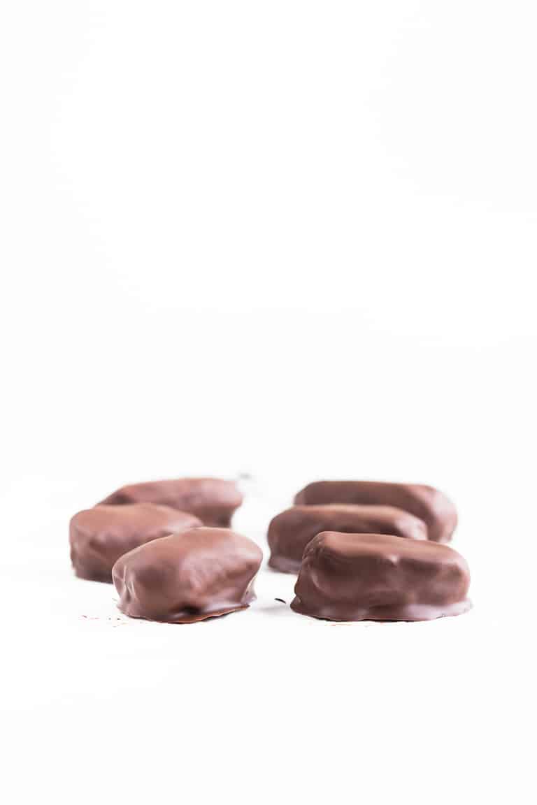 Dátiles Rellenos y Cubiertos de Chocolate - Los dátiles rellenos y cubiertos de chocolate son un postre o snack perfecto para golosos. Son fáciles de preparar, saludables y sólo se necesitan 3 ó 4 ingredientes. #vegano #singluten #danzadefogones