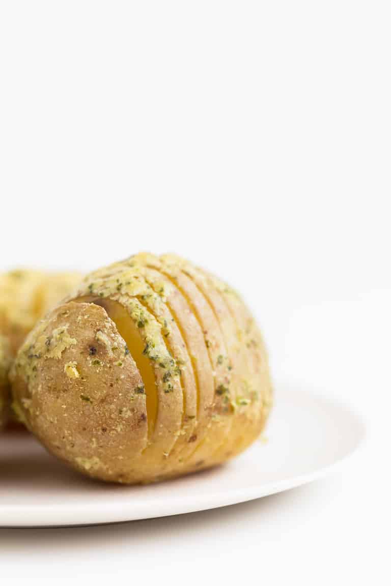 Patatas Hasselback Veganas Sin Aceite - Estas patatas Hasselback veganas sin aceite son una guarnición muy fácil de preparar, saludable y baja en grasa. Están deliciosas y siempre triunfan. #vegano #singluten #danzadefogones