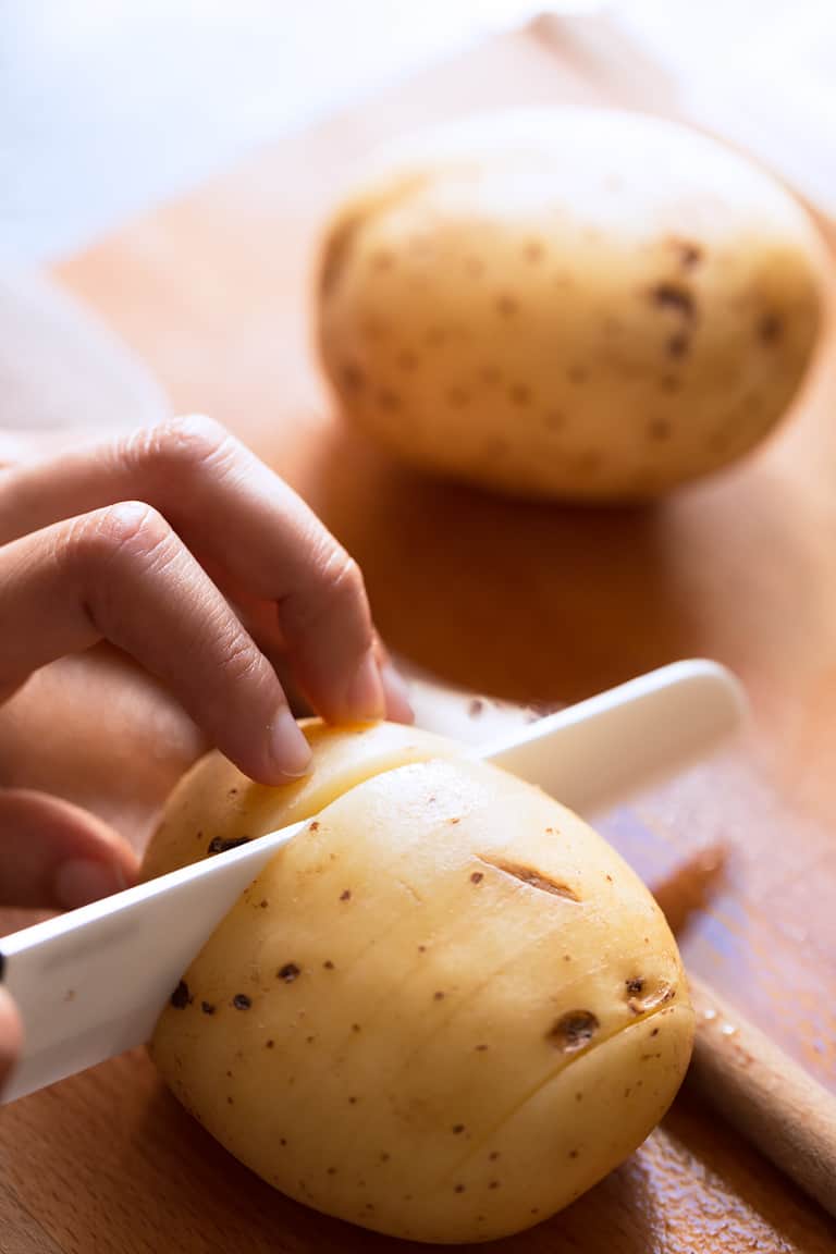 Patatas Hasselback Veganas Sin Aceite - Estas patatas Hasselback veganas sin aceite son una guarnición muy fácil de preparar, saludable y baja en grasa. Están deliciosas y siempre triunfan. #vegano #singluten #danzadefogones