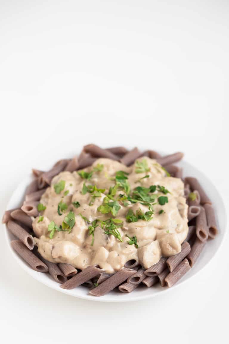 Strogonoff Vegano - Este Stroganoff vegano es un delicioso plato principal para cualquier ocasión. Nos gusta servirlo con pasta o arroz y un poco de perejil picado por encima.