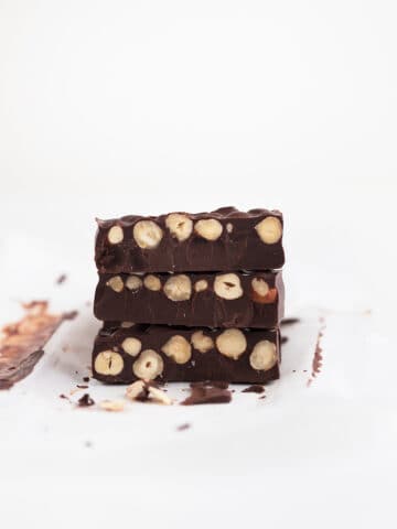 Turrón de Chocolate Vegano - Hacer turrón de chocolate vegano casero es muy fácil, está delicioso y sólo se necesitan 3 ingredientes: chocolate negro, avellanas y aceite de coco. #vegano #singluten #danzadefogones