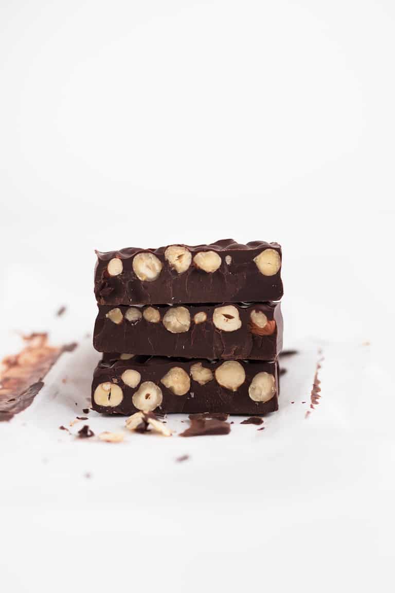 Turrón de Chocolate Vegano - Hacer turrón de chocolate vegano casero es muy fácil, está delicioso y sólo se necesitan 3 ingredientes: chocolate negro, avellanas y aceite de coco. #vegano #singluten #danzadefogones