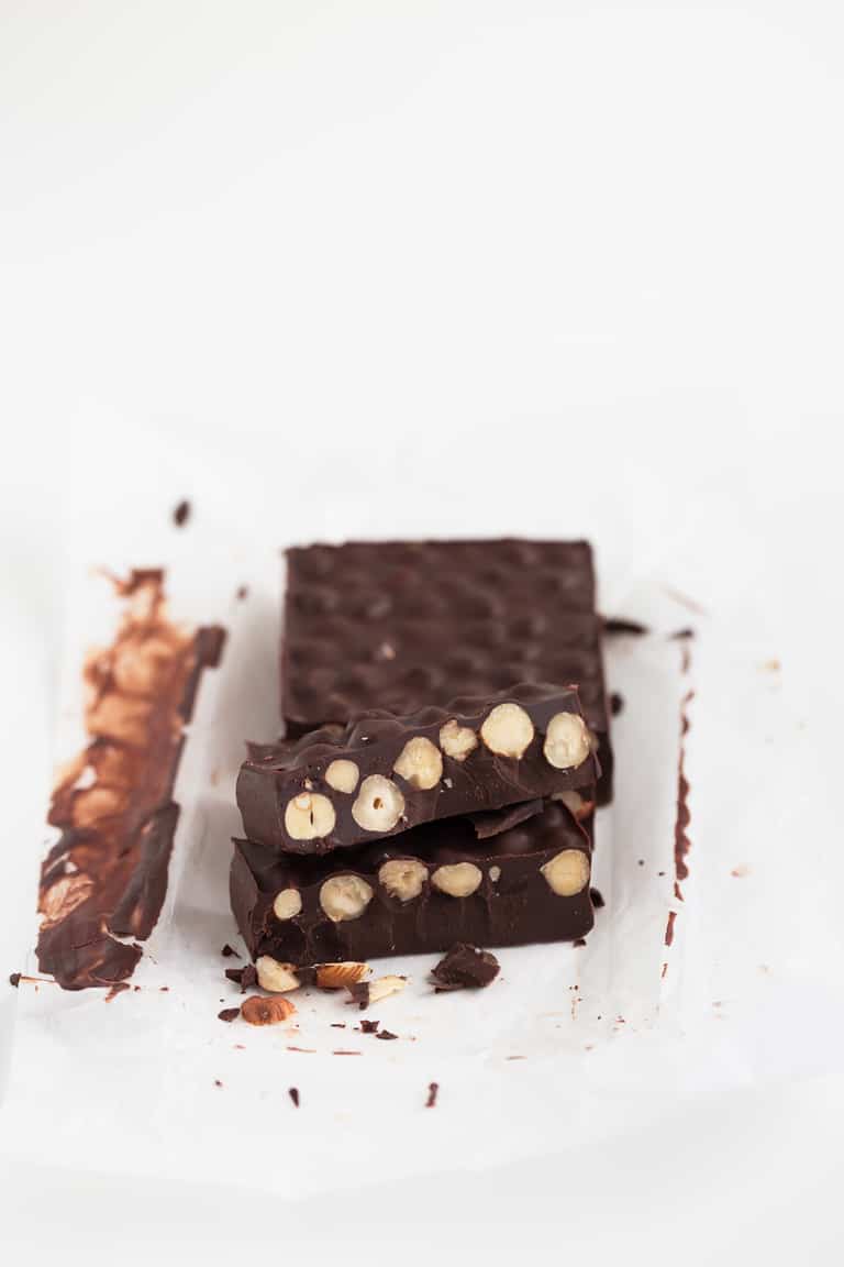 Turrón de Chocolate Vegano - Hacer turrón de chocolate vegano casero es muy fácil, está delicioso y sólo se necesitan 3 ingredientes: chocolate negro, avellanas y aceite de coco. #vegano #singluten #danzadefogones