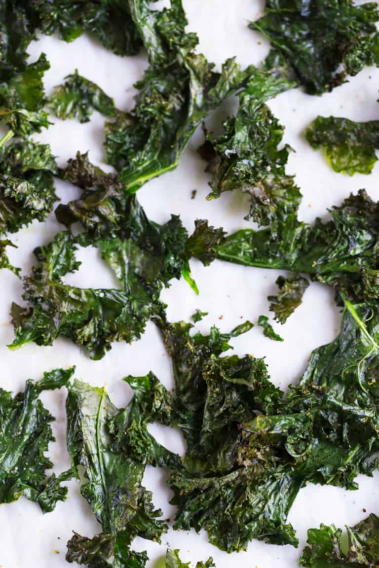 Chips de Kale - Las chips de kale son un snack o aperitivo muy sabroso y sano, perfecto para comer fuera de casa o cuando estamos de viaje. Sólo necesitas 6 ingredientes y son muy fáciles de preparar. #vegano #singluten #danzadefogones