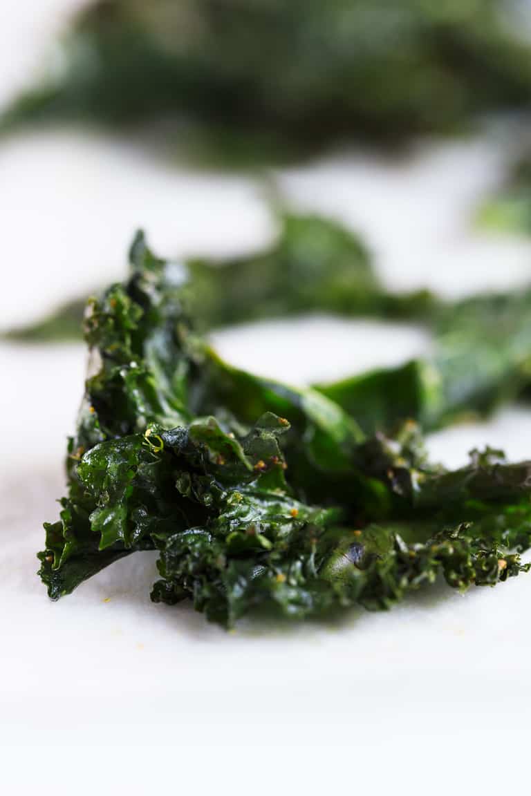 Chips de Kale - Las chips de kale son un snack o aperitivo muy sabroso y sano, perfecto para comer fuera de casa o cuando estamos de viaje. Sólo necesitas 6 ingredientes y son muy fáciles de preparar. #vegano #singluten #danzadefogones