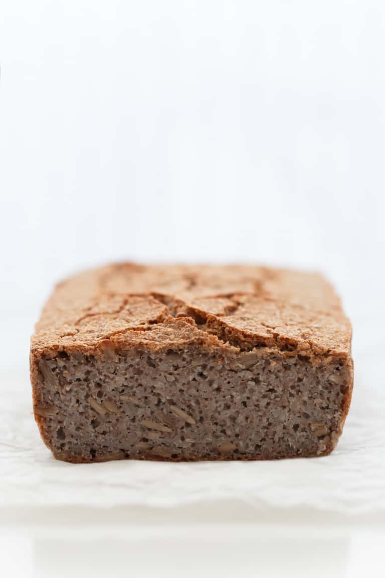 Pan sin Gluten - Para hacer este pan sin gluten sólo necesitas 4 ingredientes y es una receta increÃblemente simple que cualquiera puede hacer. Es vegano, saciante y muy sabroso. #vegano #singluten #danzadefogones