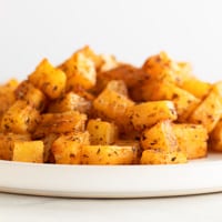 Foto cuadrada de un plato de patatas al horno