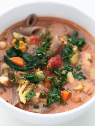 Sopa Minestrone Vegana - Esta sopa minestrone vegana se prepara en 25 minutos y es una receta muy sencilla, saciante, sin gluten, sin aceite y hecha con ingredientes naturales. #vegano #singluten #danzadefogones