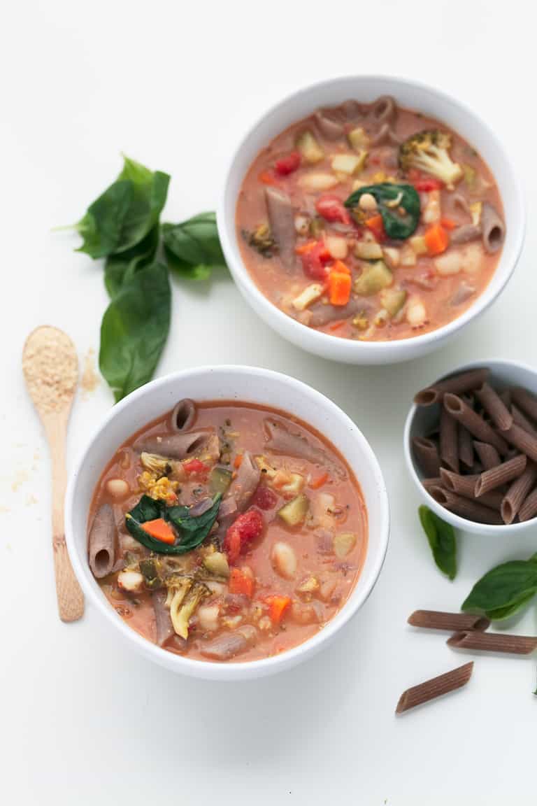 Sopa Minestrone Vegana - Esta sopa minestrone vegana se prepara en 25 minutos y es una receta muy sencilla, saciante, sin gluten, sin aceite y hecha con ingredientes naturales. #vegano #singluten #danzadefogones 