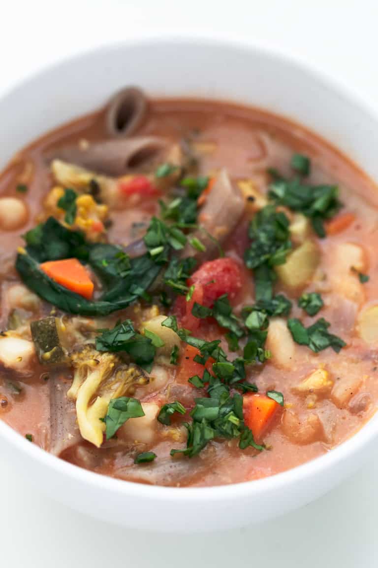 Sopa Minestrone Vegana - Esta sopa minestrone vegana se prepara en 25 minutos y es una receta muy sencilla, saciante, sin gluten, sin aceite y hecha con ingredientes naturales. #vegano #singluten #danzadefogones 