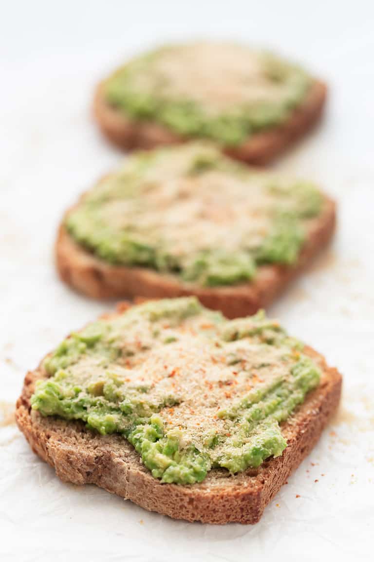 Tostadas de Aguacate - Estas tostadas de aguacate son mi desayuno o snack salado preferido. Están listas en 5 minutos y se preparan con 7 ingredientes. Puedes hacerlas con pan normal o sin gluten. #vegano #danzadefogones