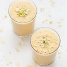Lassi Vegano de Mango - Lassi vegano de mango, una versión vegetal de esta popular receta india hecha a base de yogur. Es muy sencilla, cremosa y refrescante y sólo tiene 4 ingredientes. #vegano #singluten #danzadefogones