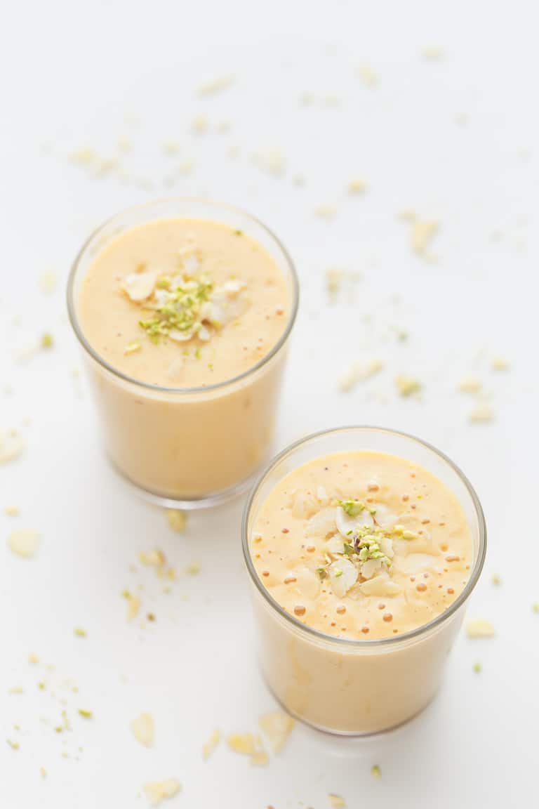 Lassi Vegano de Mango - Lassi vegano de mango, una versión vegetal de esta popular receta india hecha a base de yogur. Es muy sencilla, cremosa y refrescante y sólo tiene 4 ingredientes. #vegano #singluten #danzadefogones