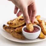 Patatas Gajo al Horno - Patatas gajo al horno, una guarnición sencilla y saludable. Sólo necesitas 7 ingredientes y 30 minutos y están crujientes por fuera y blanditas por dentro. #vegano #singluten #danzadefogones