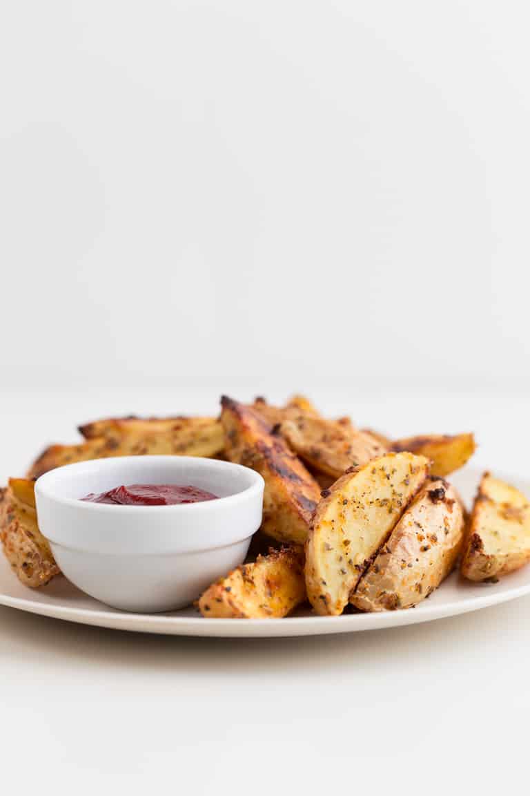 Patatas Gajo al Horno - Patatas gajo al horno, una guarnición sencilla y saludable. Sólo necesitas 7 ingredientes y 30 minutos y están crujientes por fuera y blanditas por dentro. #vegano #singluten #danzadefogones