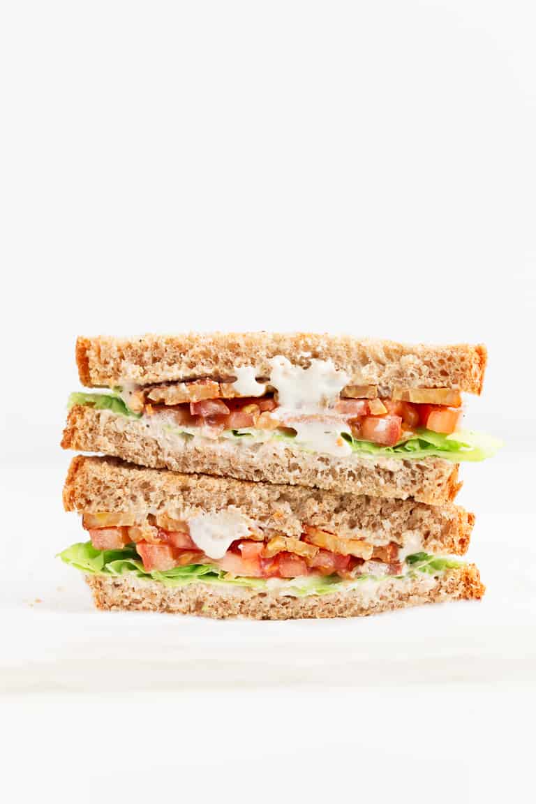 Sandwich BLT Vegano - Sandwich BLT vegano, una versión 100% vegetal, más sana y ligera que la receta tradicional. ¡Sólo necesitas 7 ingredientes y 5 minutos para hacerlo! #vegano #singluten #danzadefogones