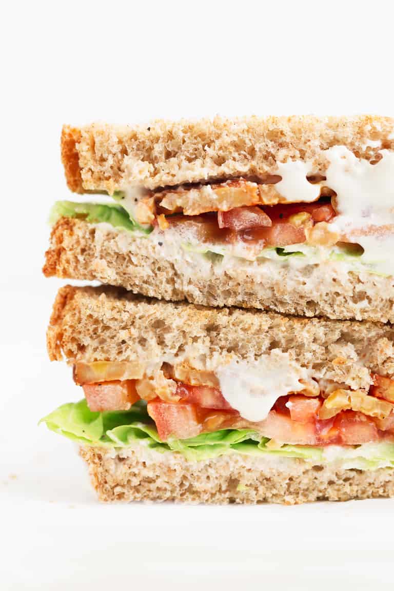 Sandwich BLT Vegano - Sandwich BLT vegano, una versión 100% vegetal, más sana y ligera que la receta tradicional. ¡Sólo necesitas 7 ingredientes y 5 minutos para hacerlo! #vegano #singluten #danzadefogones
