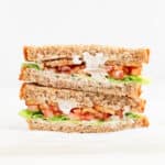Sandwich BLT Vegano - Sandwich BLT vegano, una versión 100% vegetal, más sana y ligera que la receta tradicional. ¡Sólo necesitas 7 ingredientes y 5 minutos para hacerlo! #vegano #singluten #danzadefogones