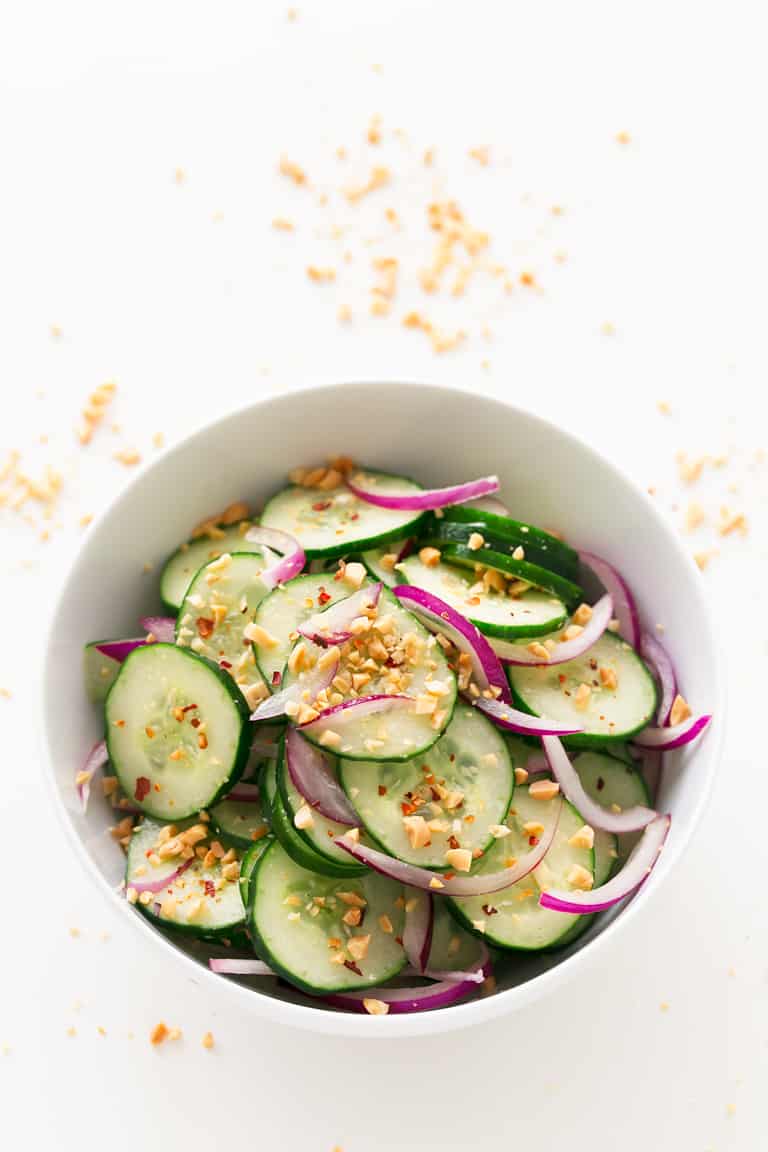 Ensalada Tailandesa de Pepino - Ensalada tailandesa de pepino, una ensalada muy refrescante, sabrosa, saludable, sencilla y que se prepara en menos de 10 minutos. Es la guarnición o primer plato perfecto. #vegano #singluten #danzadefogones