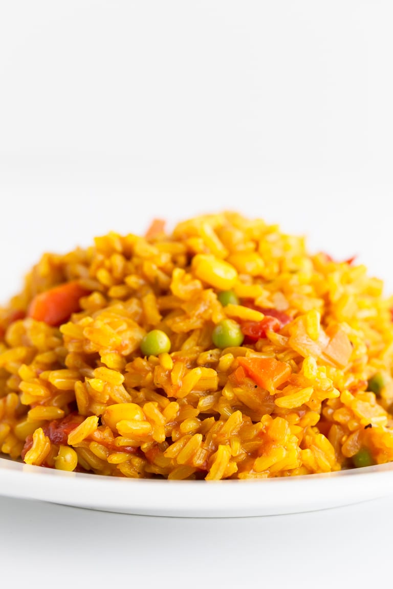 Arroz a la Jardinera. - Arroz a la jardinera, una receta muy sabrosa, fácil de preparar y que a todo el mundo le encanta. Es muy saciante y el plato principal perfecto para cualquier época del año. #vegano #singluten #danzadefogones