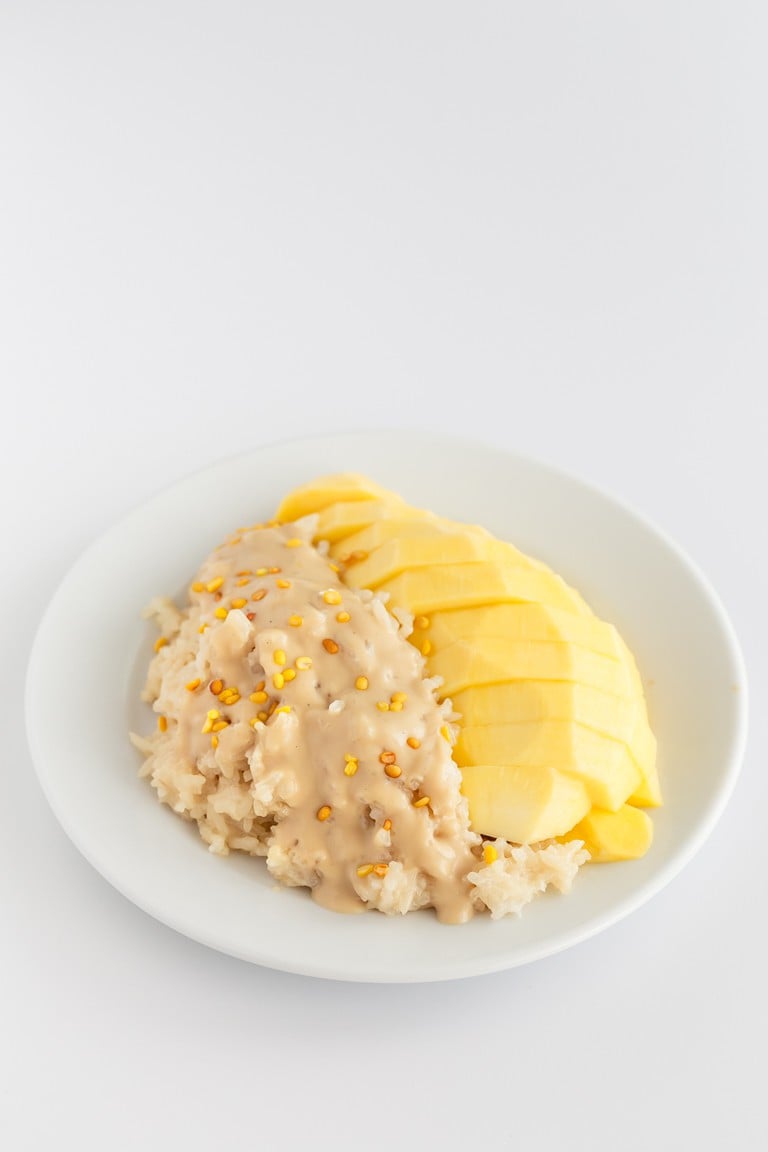 Arroz Glutinoso Con Mango - Ésta es nuestra versión del arroz glutinoso con mango tailandés. La combinación de arroz, mango y coco es espectacular, dando lugar a un postre lleno de sabor. #vegano #singluten #danzadefogones
