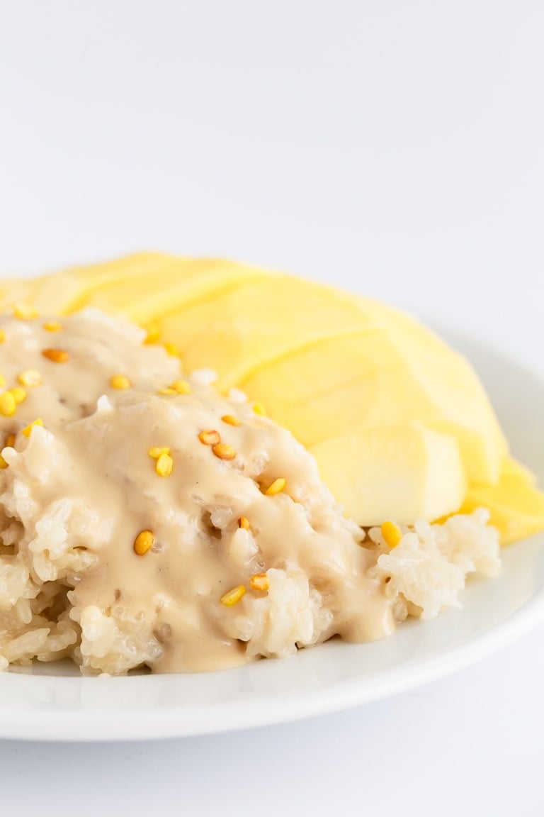 Arroz Glutinoso Con Mango - Ésta es nuestra versión del arroz glutinoso con mango tailandés. La combinación de arroz, mango y coco es espectacular, dando lugar a un postre lleno de sabor. #vegano #singluten #danzadefogones