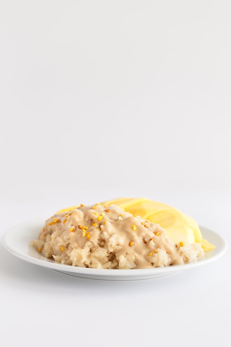 Arroz Glutinoso Con Mango - Ésta es nuestra versión del arroz glutinoso con mango tailandés. La combinación de arroz, mango y coco es espectacular, dando lugar a un postre lleno de sabor. #vegano #singluten #danzadefogones