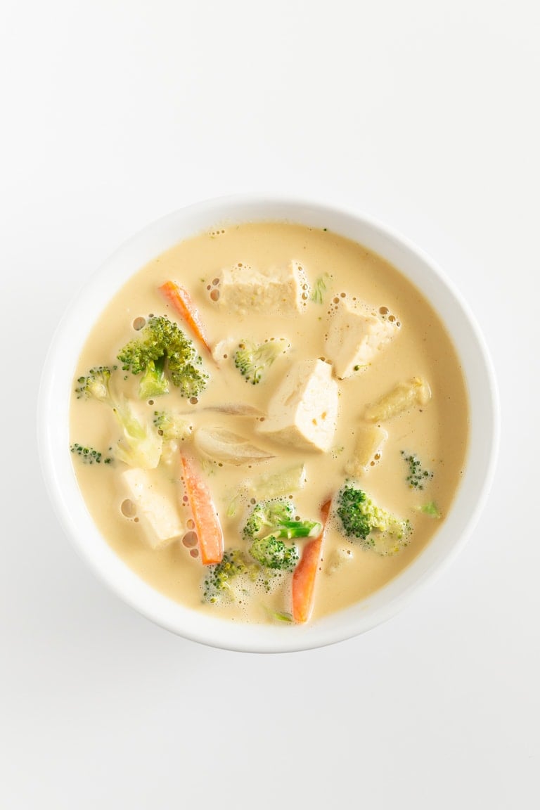 Curry Tailandés de Verduras. - Para preparar este curry tailandés de verduras sólo necesitas un wok u olla, 10 ingredientes y 30 minutos. Nosotros lo servimos con arroz para tener una comida completa. #vegano #singluten #danzadefogones