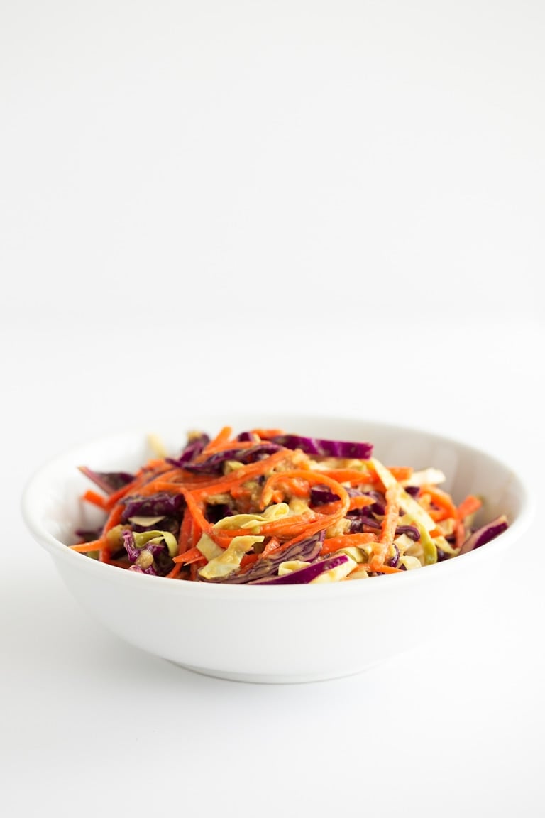 Ensalada de Col Vegana - Ensalada de col vegana, una versión vegetal y baja en grasa de la popular ensalada coleslaw. Nuestra receta lleva un aliño de aguacate en vez de mayonesa. #vegano #singluten #danzadefogones