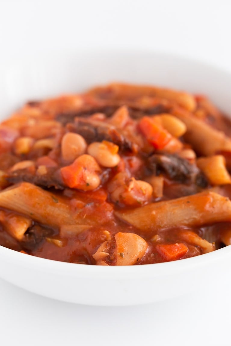 Pasta e Fagioli (Pasta con Alubias) - La pasta e fagioli es una plato típico italiano que se prepara con pasta y alubias. Es muy nutritivo y completo y está listo en menos de 20 minutos. #vegano #singluten #danzadefogones