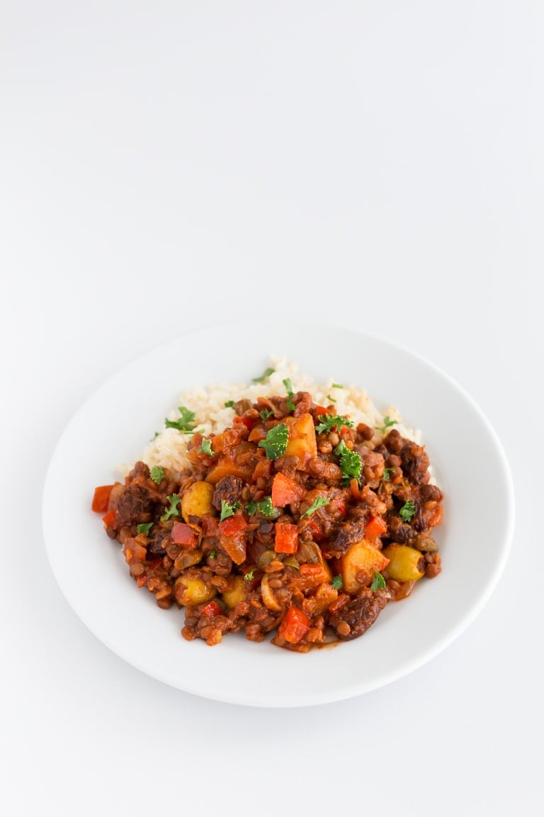 Picadillo Cubano Vegano - Picadillo cubano vegano, un plato alto en proteínas y en fibra, pero bajo en grasa. Está hecho con lentejas, patatas, aceitunas, alcaparras y pasas entre otros ingredientes. #vegano #singluten #danzadefogones