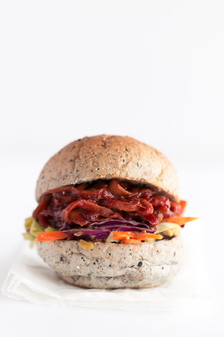 Pulled Pork Sandwich Vegano - Pulled pork sandwich vegano, hecho con setas en vez de con cerdo, con tan sólo 10 ingredientes y en 15 minutos. Es muy sabroso y alto en proteína. #vegano #singluten #danzadefogones