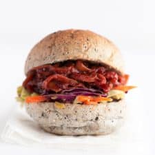 Pulled Pork Sandwich Vegano - Pulled pork sandwich vegano, hecho con setas en vez de con cerdo, con tan sólo 10 ingredientes y en 15 minutos. Es muy sabroso y alto en proteína. #vegano #singluten #danzadefogones